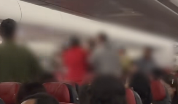 天牛宝配资 亚航飞成都航班乘客空中起冲突，有人遭抓伤